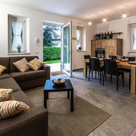 Dolcelago Nyaraló *